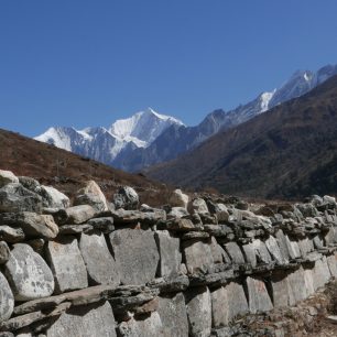 Trek údolí řeky Langtang Khola doprovází výhledy na nádherné štíty Himálaje včetně sedmitisícovky Langtang Lirung, Nepál.