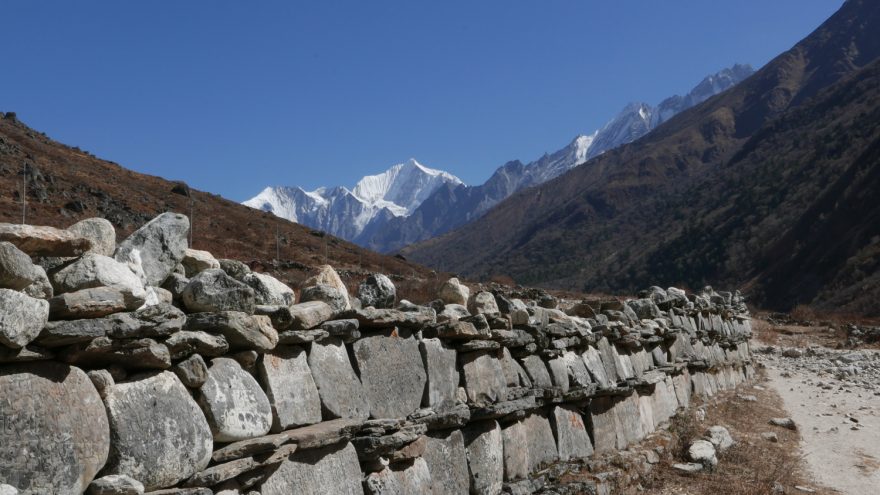Trek údolí řeky Langtang Khola doprovází výhledy na nádherné štíty Himálaje včetně sedmitisícovky Langtang Lirung, Nepál.