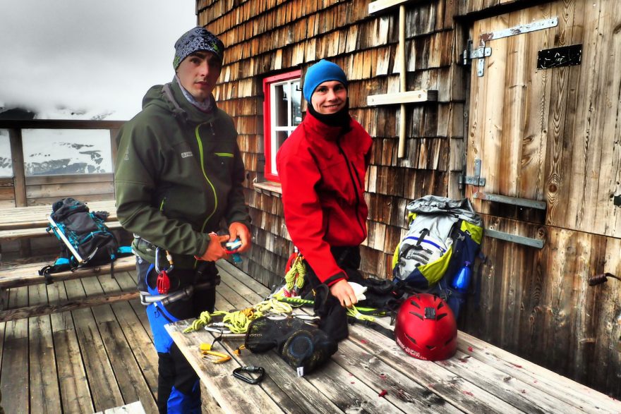 U chaty Oberwalderhutte. Výstup na Johannisberg, Vysoké Taury, Rakousko.