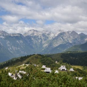Impozantní hlavní hřeben Kamnických Alp. Velika planina, Kamnicko-Savinjské Alpy, Slovinsko.