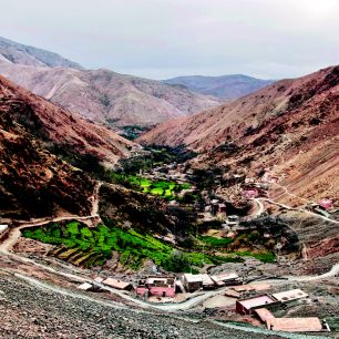 Terasovitá políčka obklopují jednu z vesnic v marockých horách.