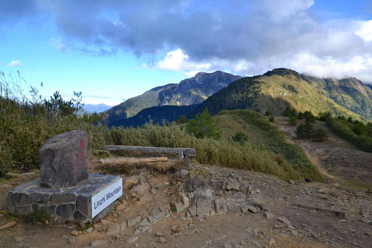 Výhled na masiv Yushanu z protilehlého hřebene Linzhi. Výstup na Yushan, Taiwan.