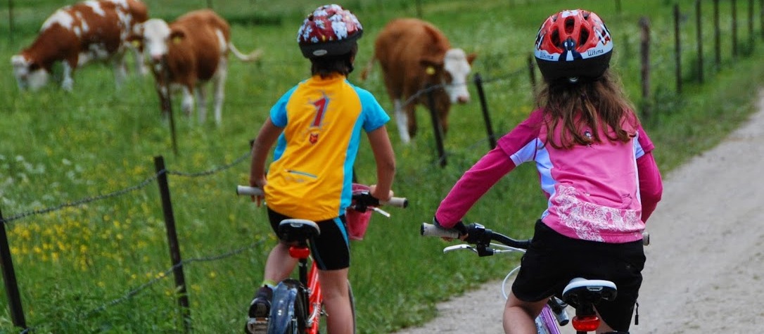 Velká recenze dětské cyklistické výbavy Silvini: Kraťasy s vložkou, sukýnka s vnitřní vložkou, dres s krátkým rukávem a lehká nepromokavá bunda