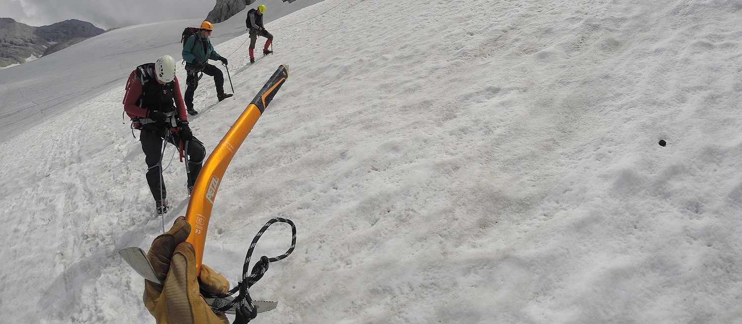 Recenze turistického cepínu Petzl Summit Evo s kovanou hlavou + VIDEO