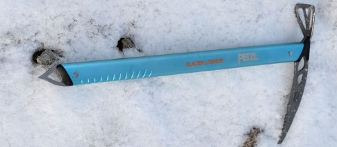 Malý vzrůstem, dospělý konstrukcí - turistický cepín Petzl Glacier Literide