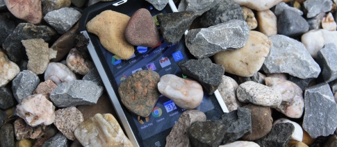 Promovaný buldozer - recenze chytrého odolného telefonu CAT B15Q