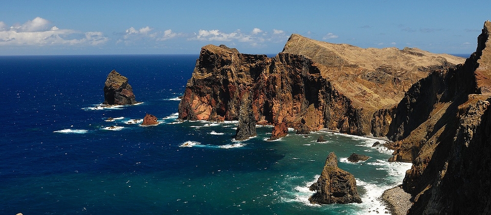 Útesy Poloostrova Ponta de São Lourenço hrají všemi odstíny. Madeira