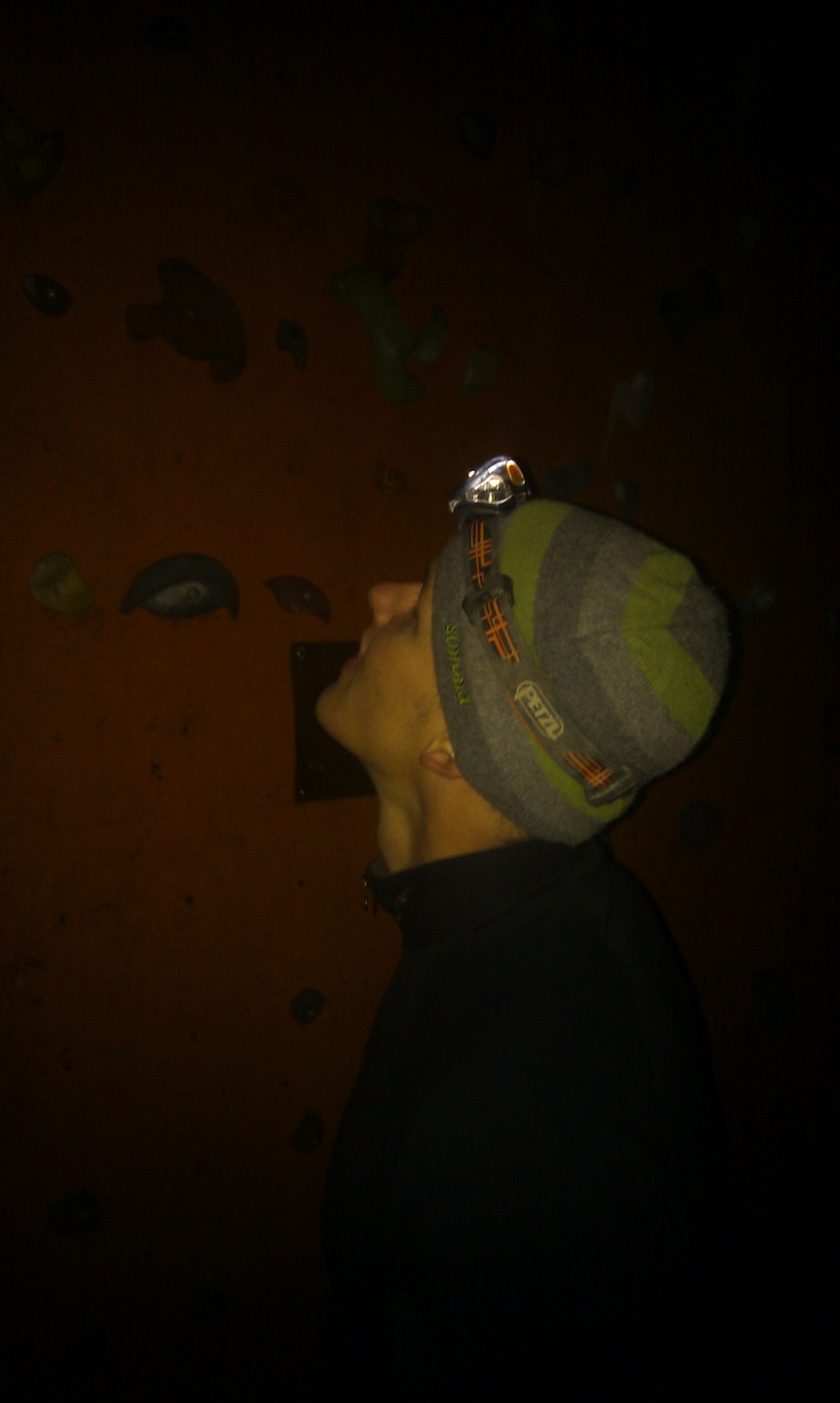 Noční lezení na umělé stěně