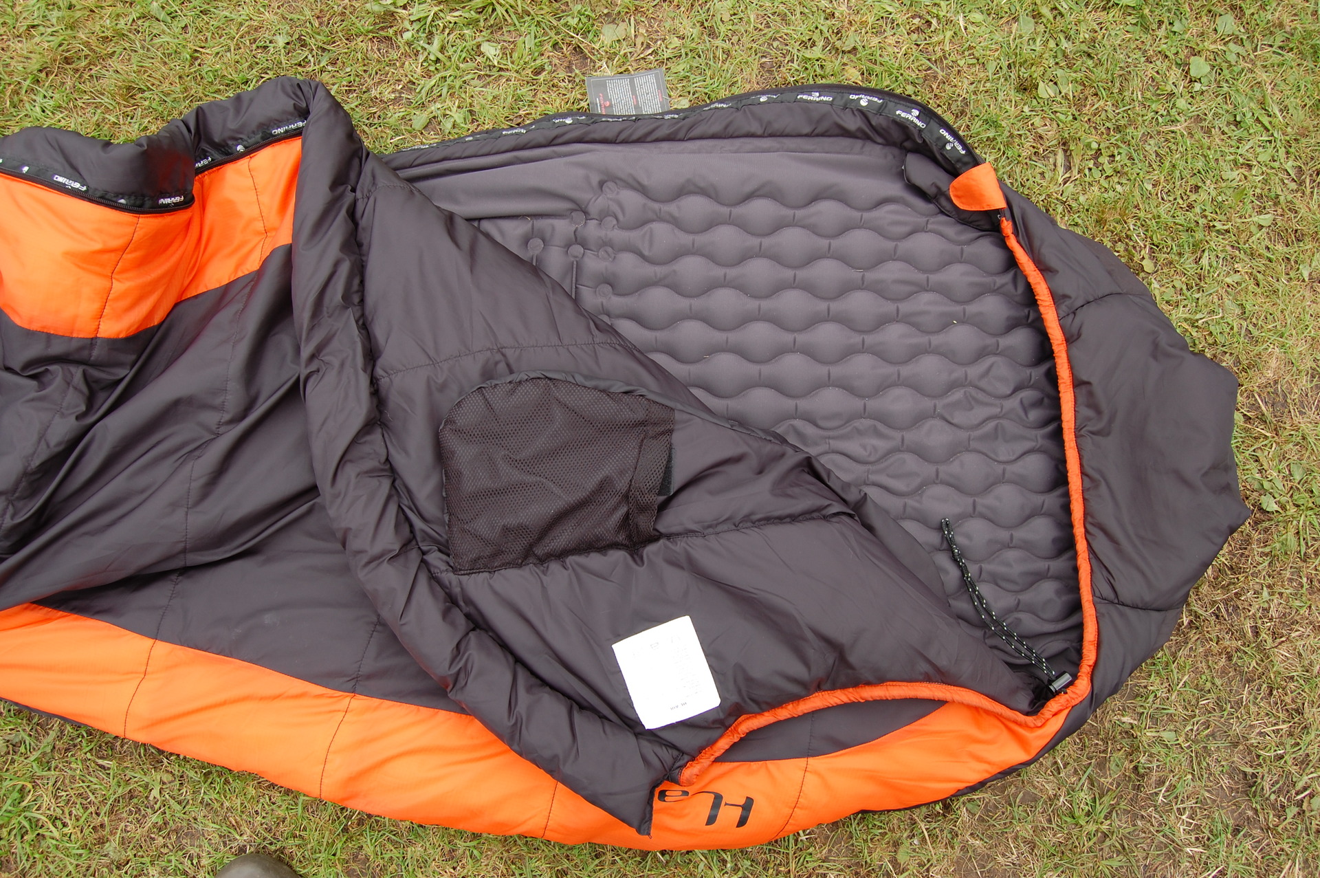 dostatečné překrytí zipu légou či jiným způsobem zabraní úniku tepla zipem