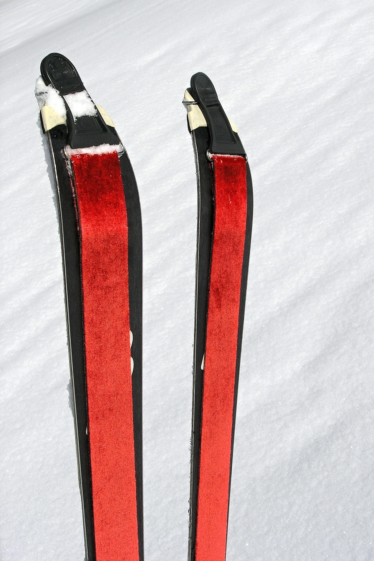 Na carvingové lyže se rovné pásy příliš nehodí