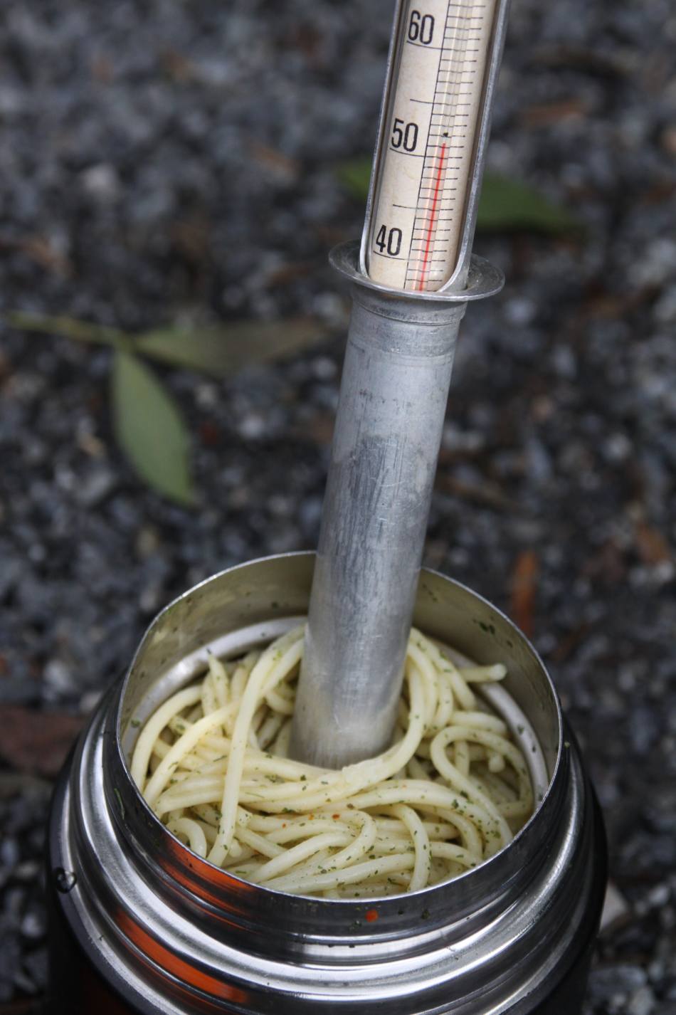 Špagety v termosce Esbit při prvním kontrolním měření 2,5 hodiny po uložení špaget do termosky