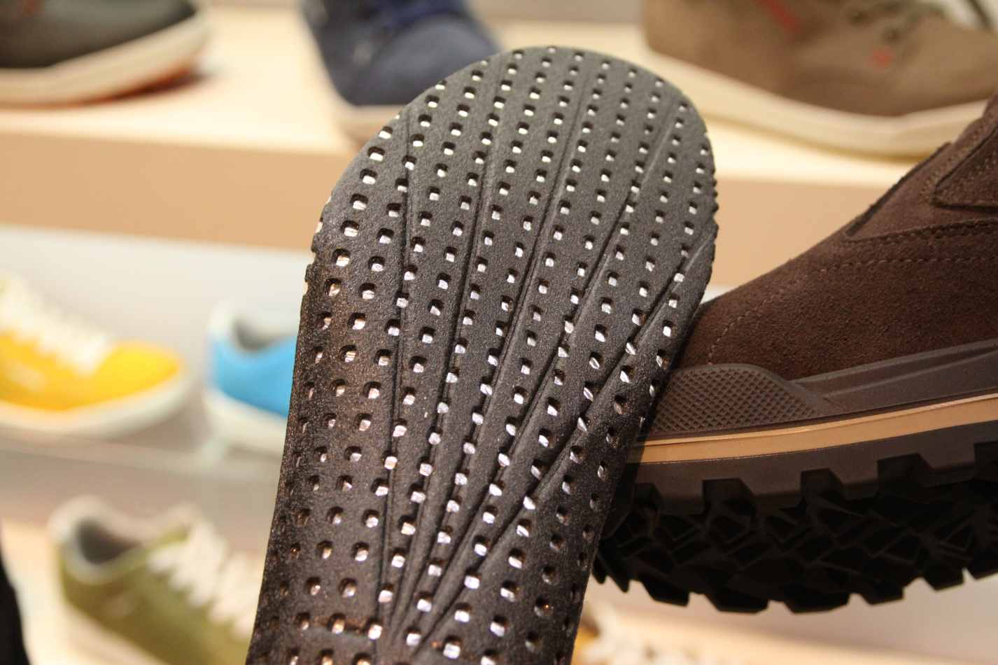 Lowa do zimní kolekce bot bude používat vložky s termofólií, která odráží vyzařované teplo zpět k chodidlu