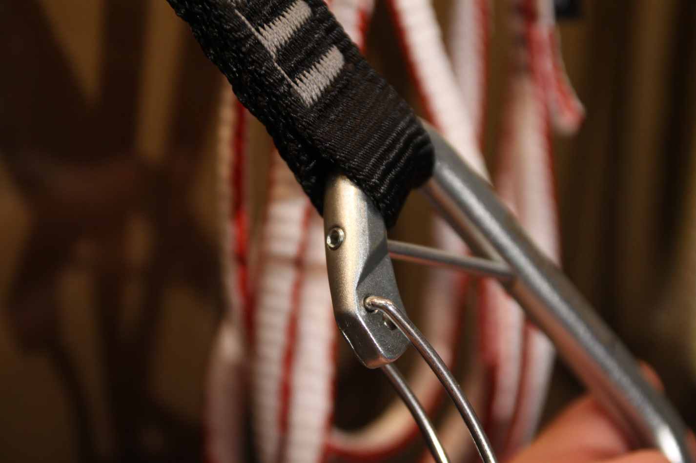 Nový expres set Singing Rock je zajímavý tím, že zarážka proti pohybu smyčky je upevněna na imbusu a karabinu tak lze po skončení životnosti vyměnit