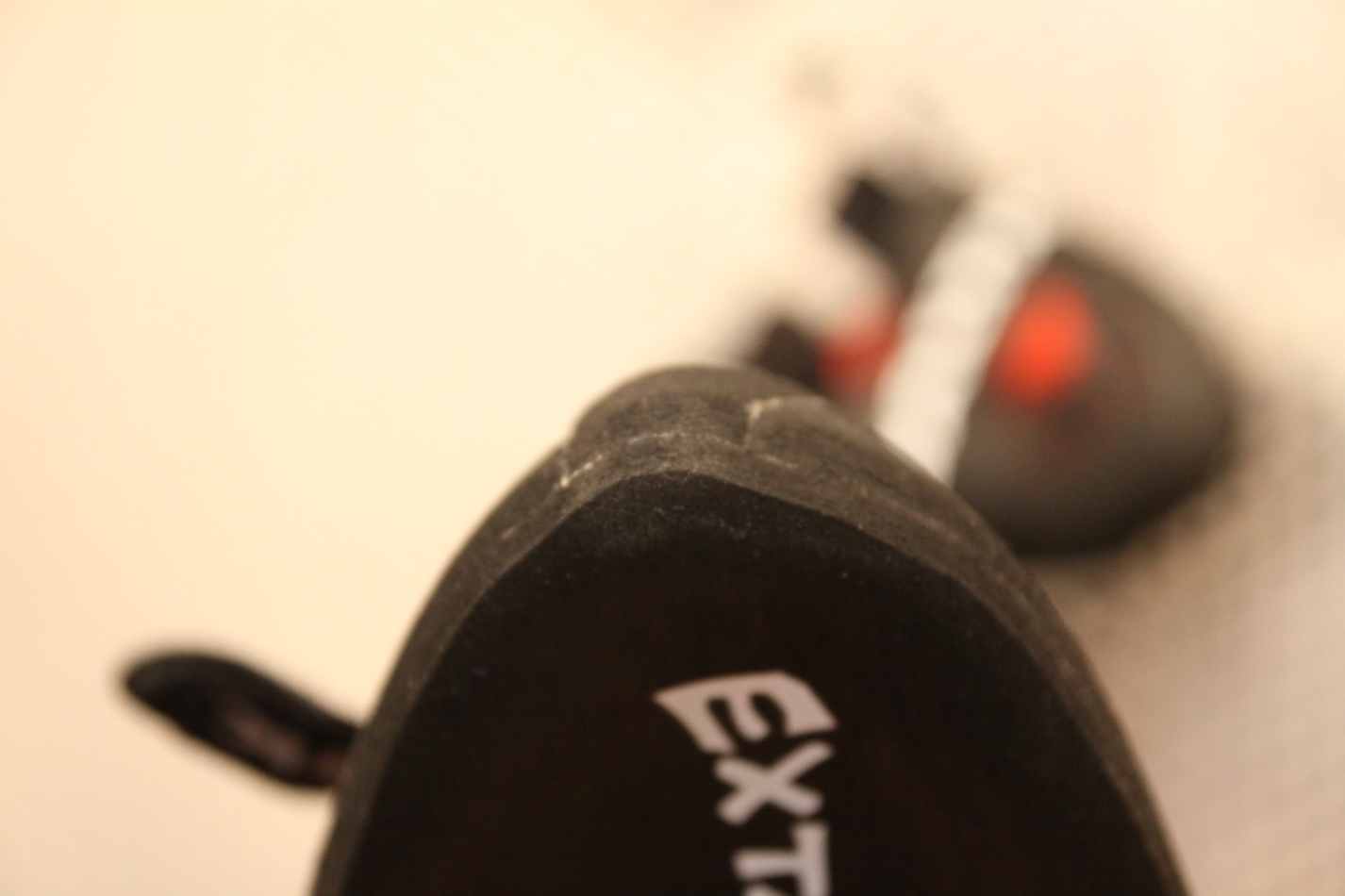 Vylepšený tvar lepičky na lezečkách Saltic (více do špičky) by měl lépe držet na malých stupech