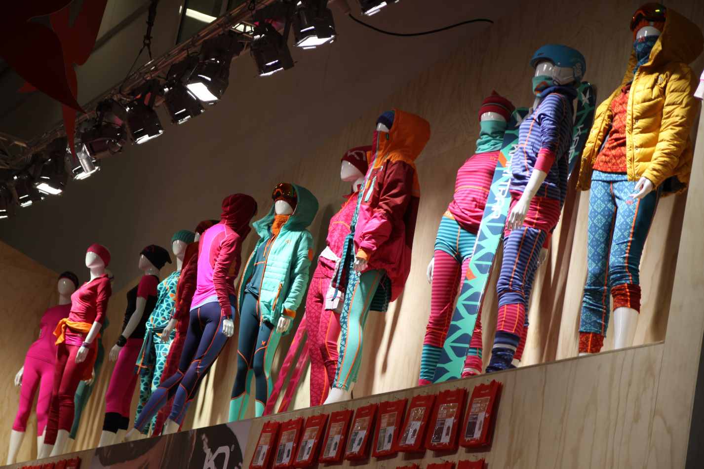 Na stánku Kari Traa byla k vidění úžasně pestrá kolekce především funkčního prádla