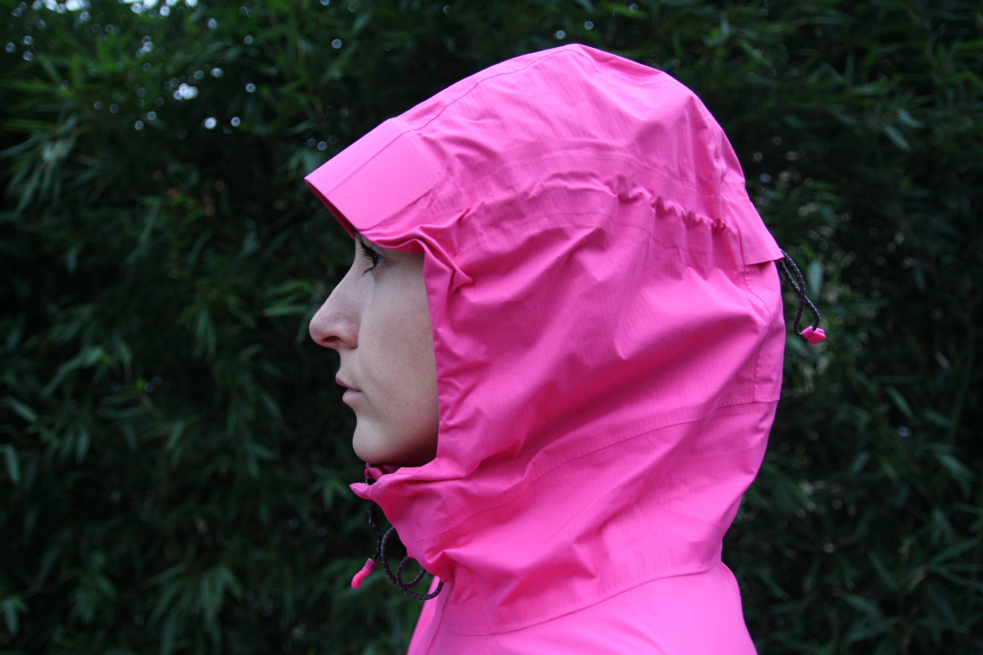 Kapuce sedí perfektně, přilba se pod ni však nevejde.