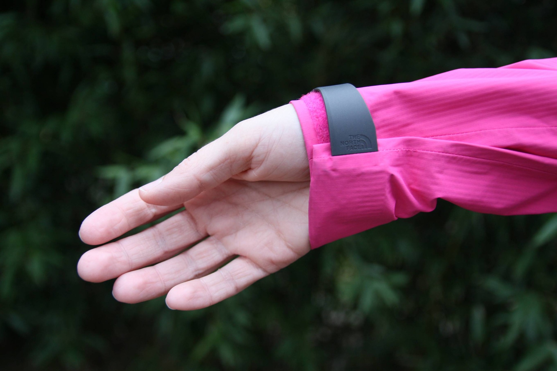 Rukávy jsou zakončené stahováním na suchý zip