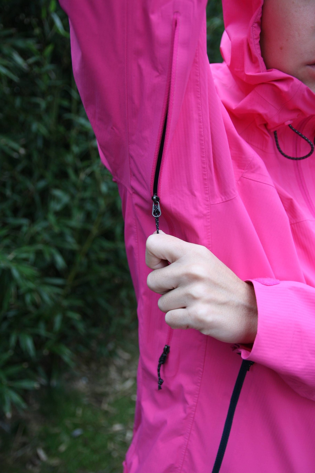 Větrací otvory v podpaží se díky šňůrkám na jezdcích nijak nezadrhávají