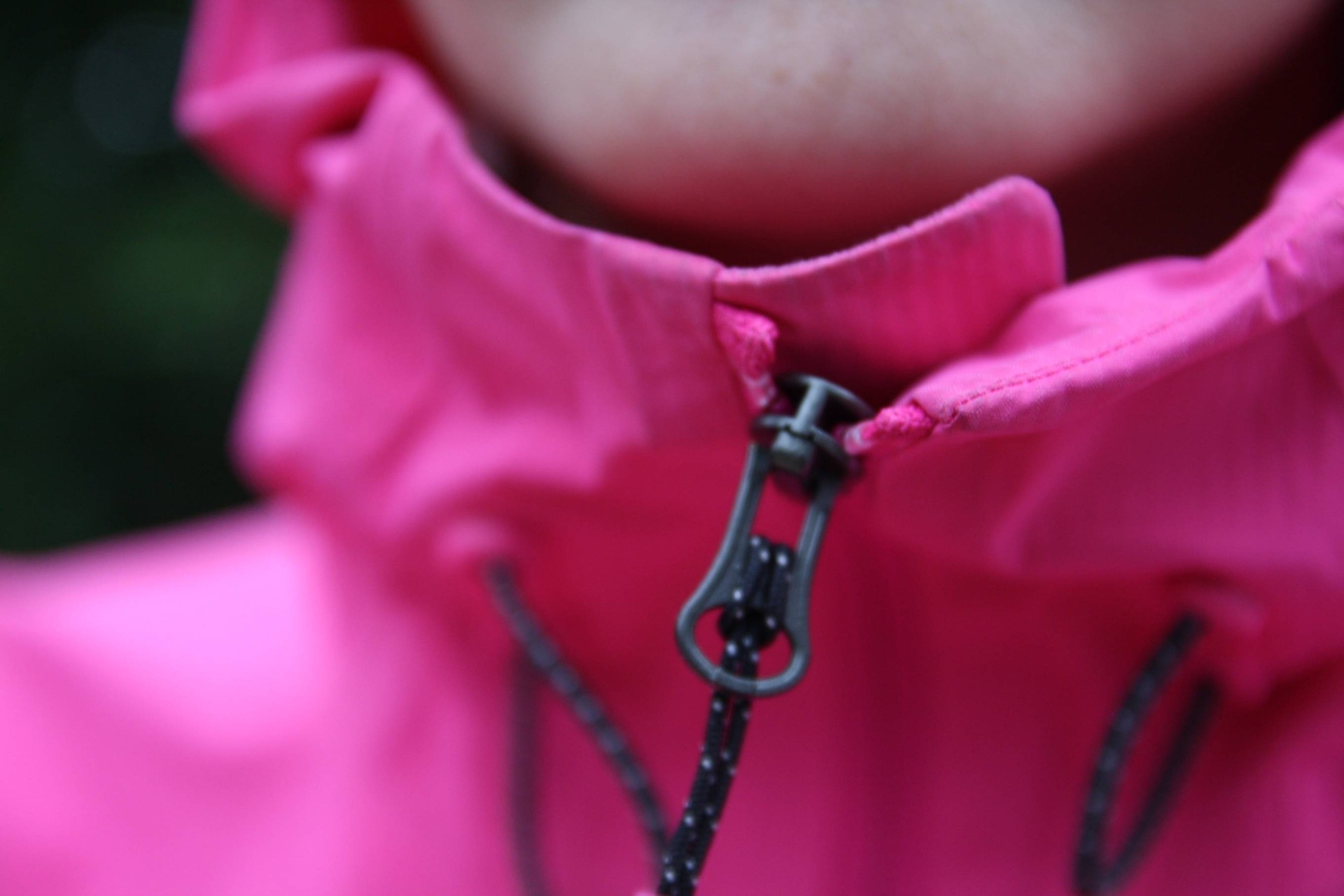 Největší nevýhodou Stretch Diad je absence garáže zipu pod bradou