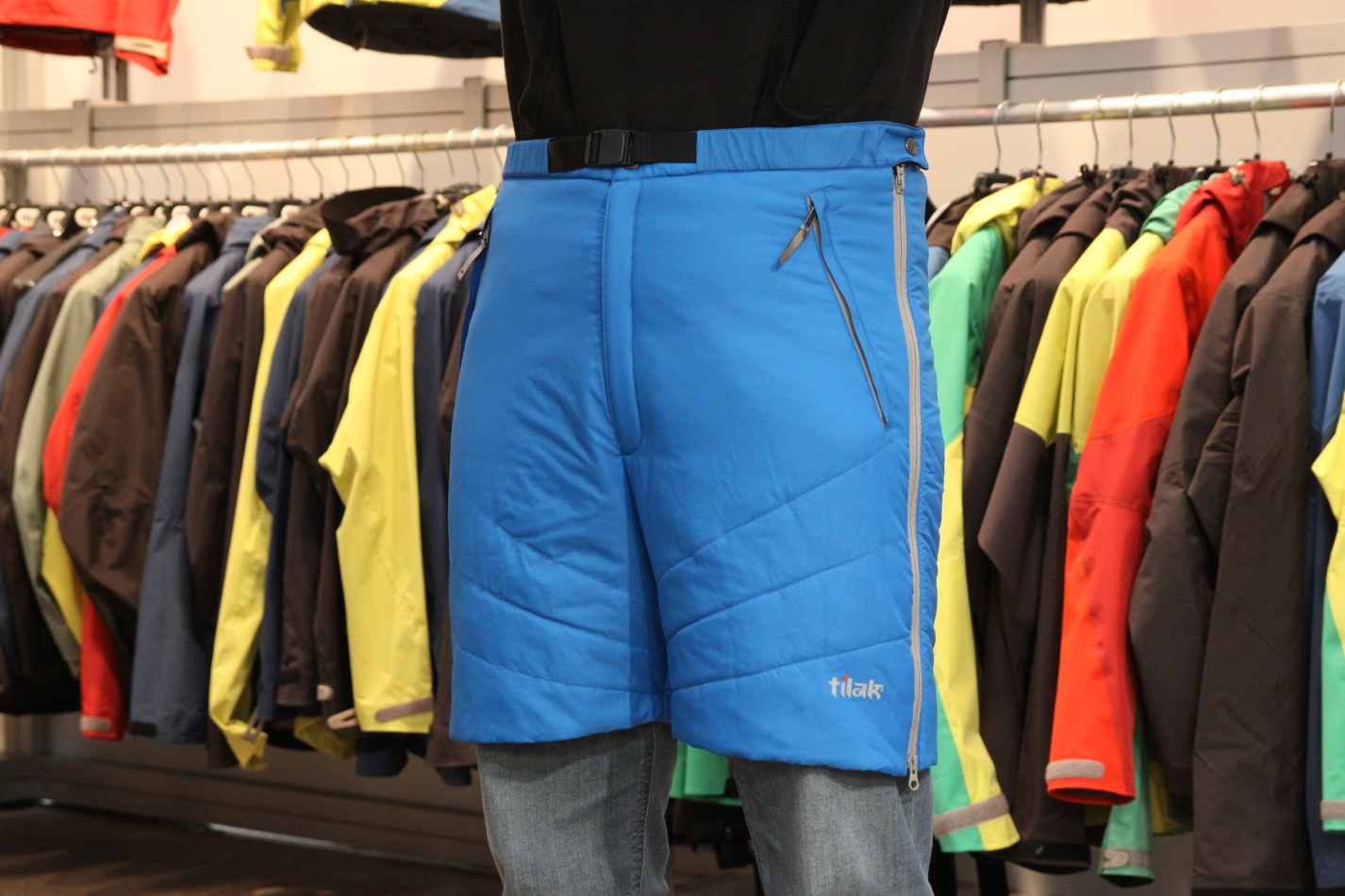 Tilak Nallu jsou celorozepínací šortky z materiálu Climashield