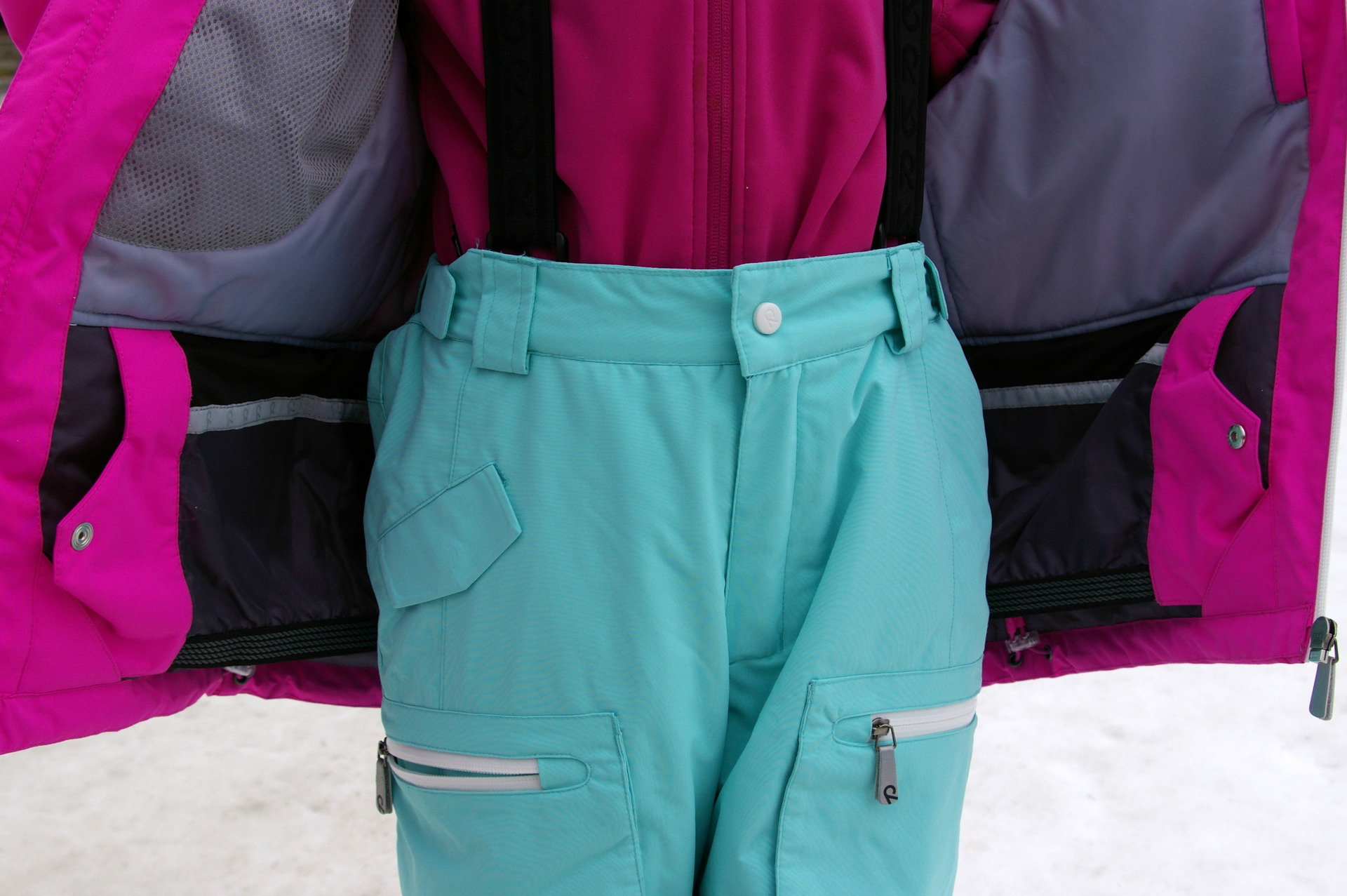 Detail sněhového límce na bundě Reima Tania