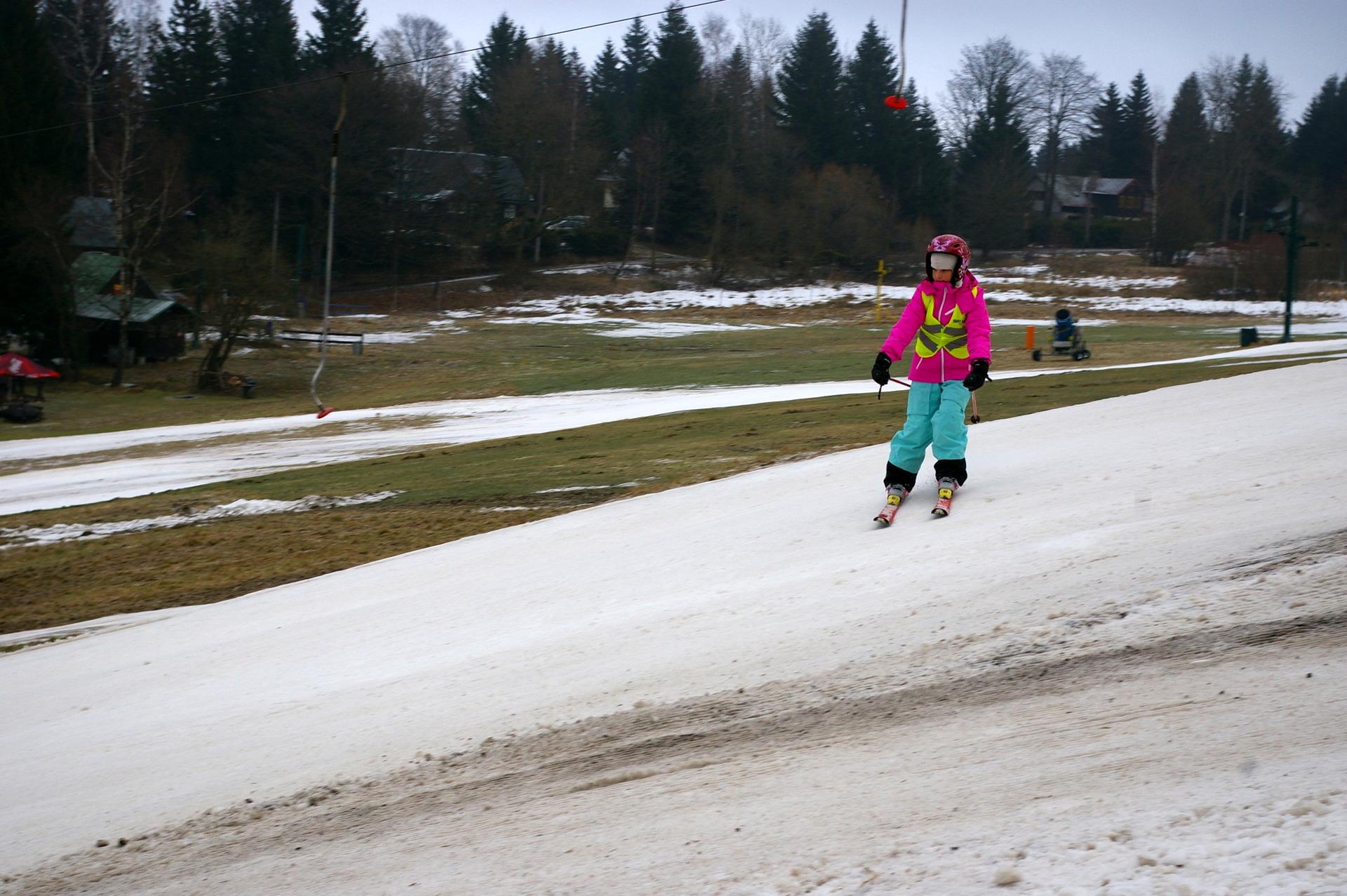 Padání na zledovatělém sněhu bylo k otestování odolnosti ideální, testerka však byla samá modřina