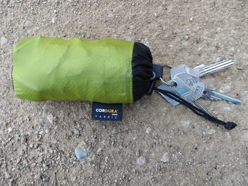 Ultralehký batůžek STS Daypack lze složit do sáčku velikosti klíčů. Unese 120 kg