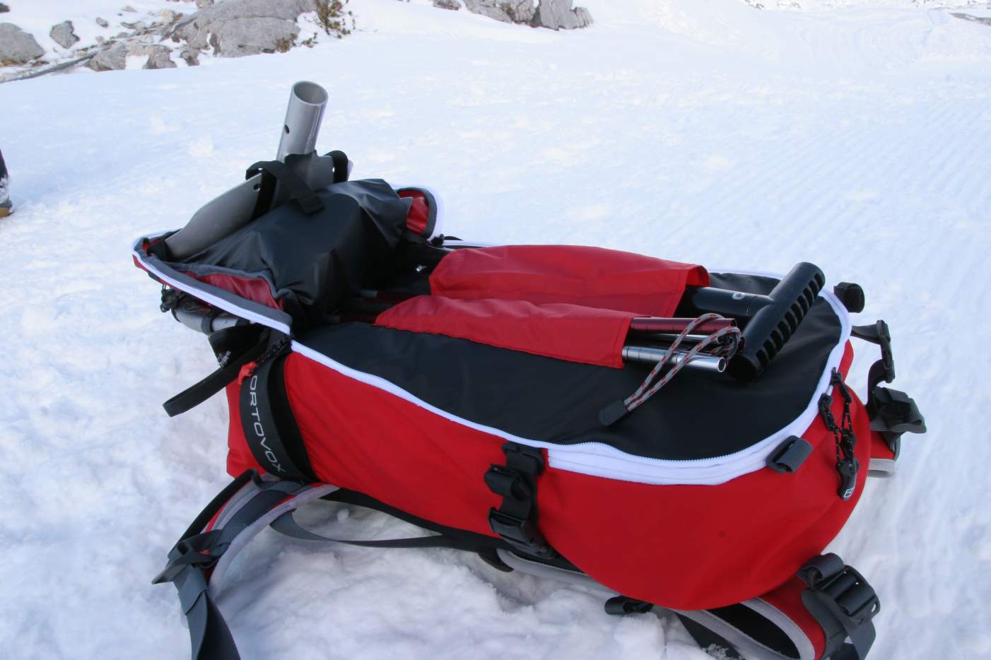 Skialpový batoh by měl disponovat oddělenou kapsou na lavinovou výbavu (na obrázku prověřený Ortovox Haute Route)