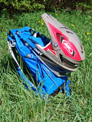 Pro výšlap na enduro MTB je výhodné mít možnost připevnit integrální přilbu na batoh (Osprey Zealot)
