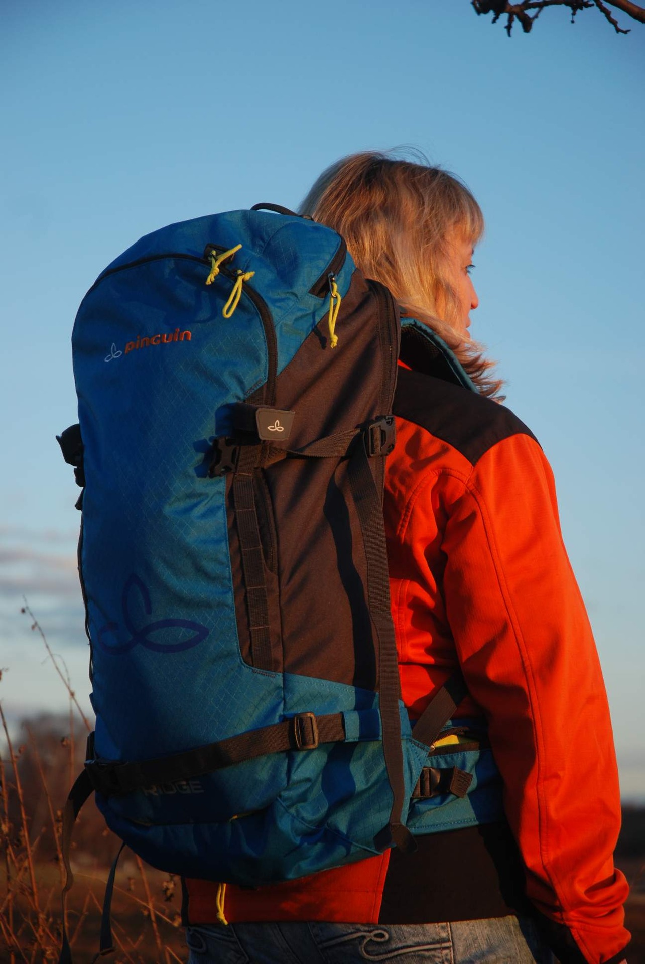 Popruhy na bocích plní funkci kompresů a zároveň umožňují připevnění lyží, snowboardu a sněžnic