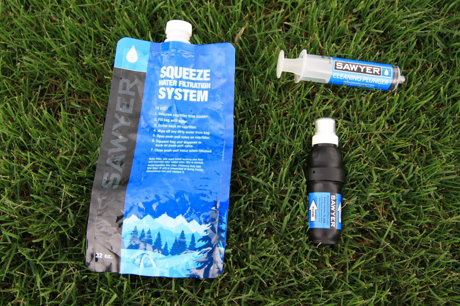 Z krabice vybalíte filtr, skládací plastovou lahev a injekční stříkačku