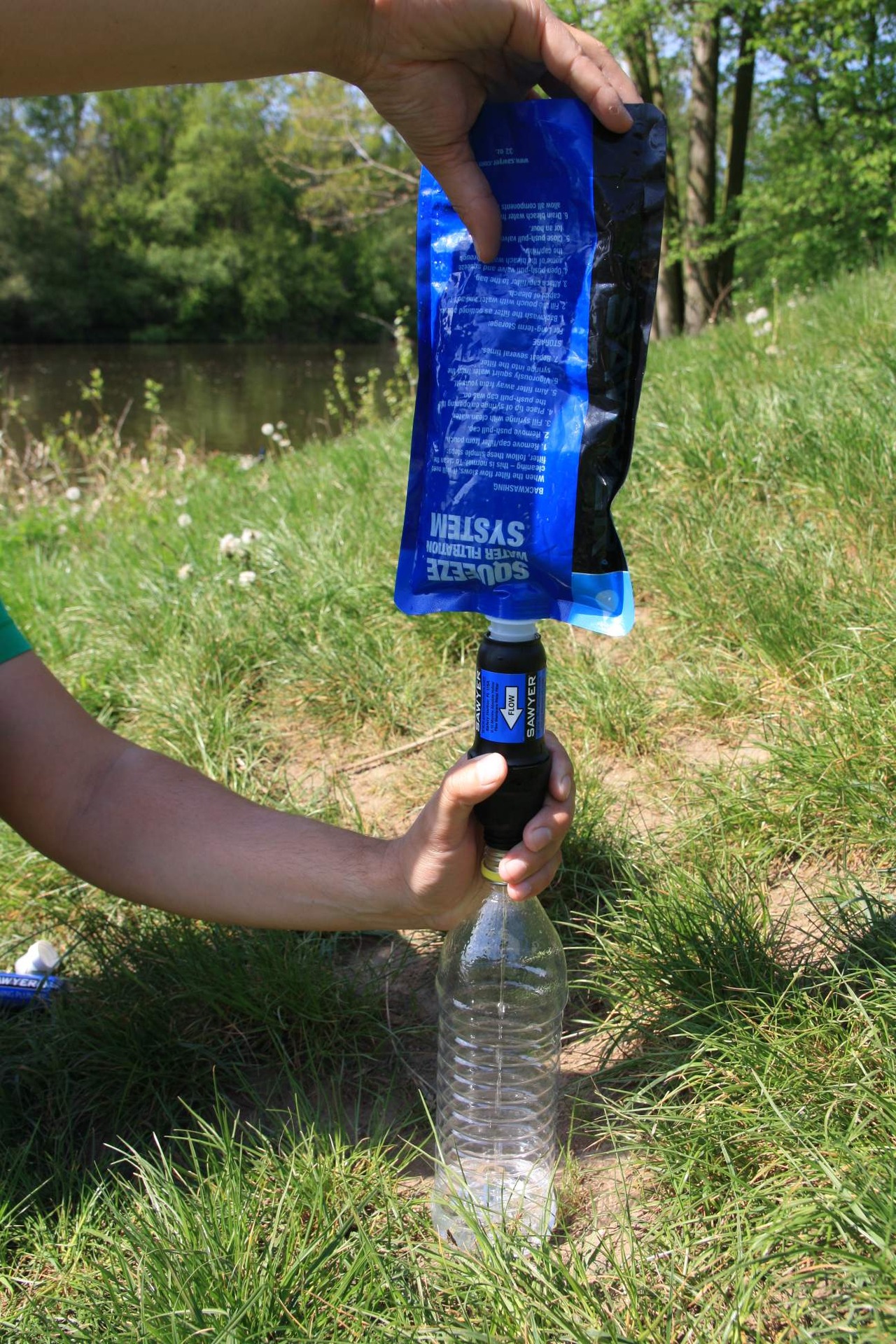 Ze skládací plastové lahve voda protéká filtrem a do pet lahve protéká již přefiltrovaná