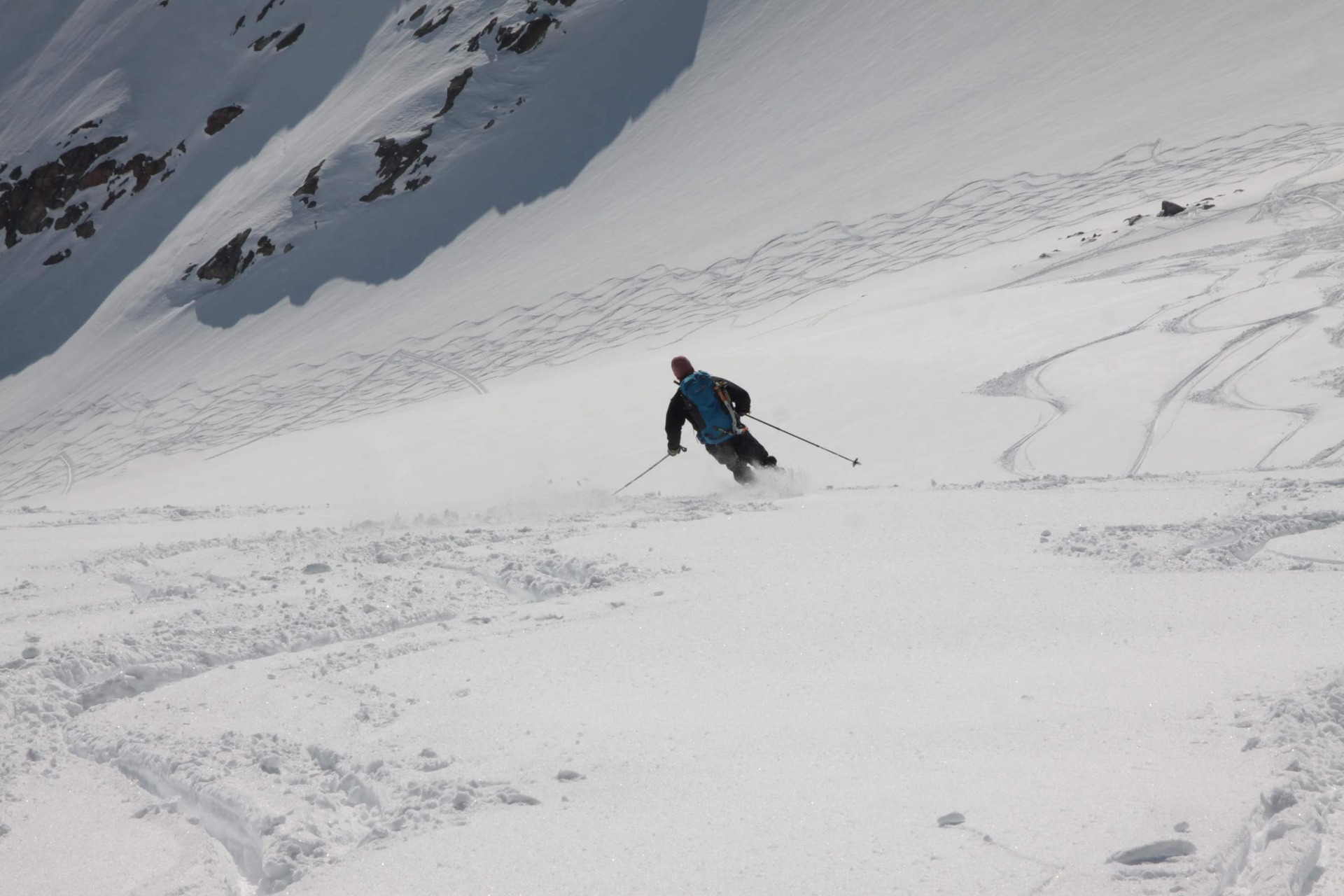 Při lyžování Ridge skvěle drží na zádech