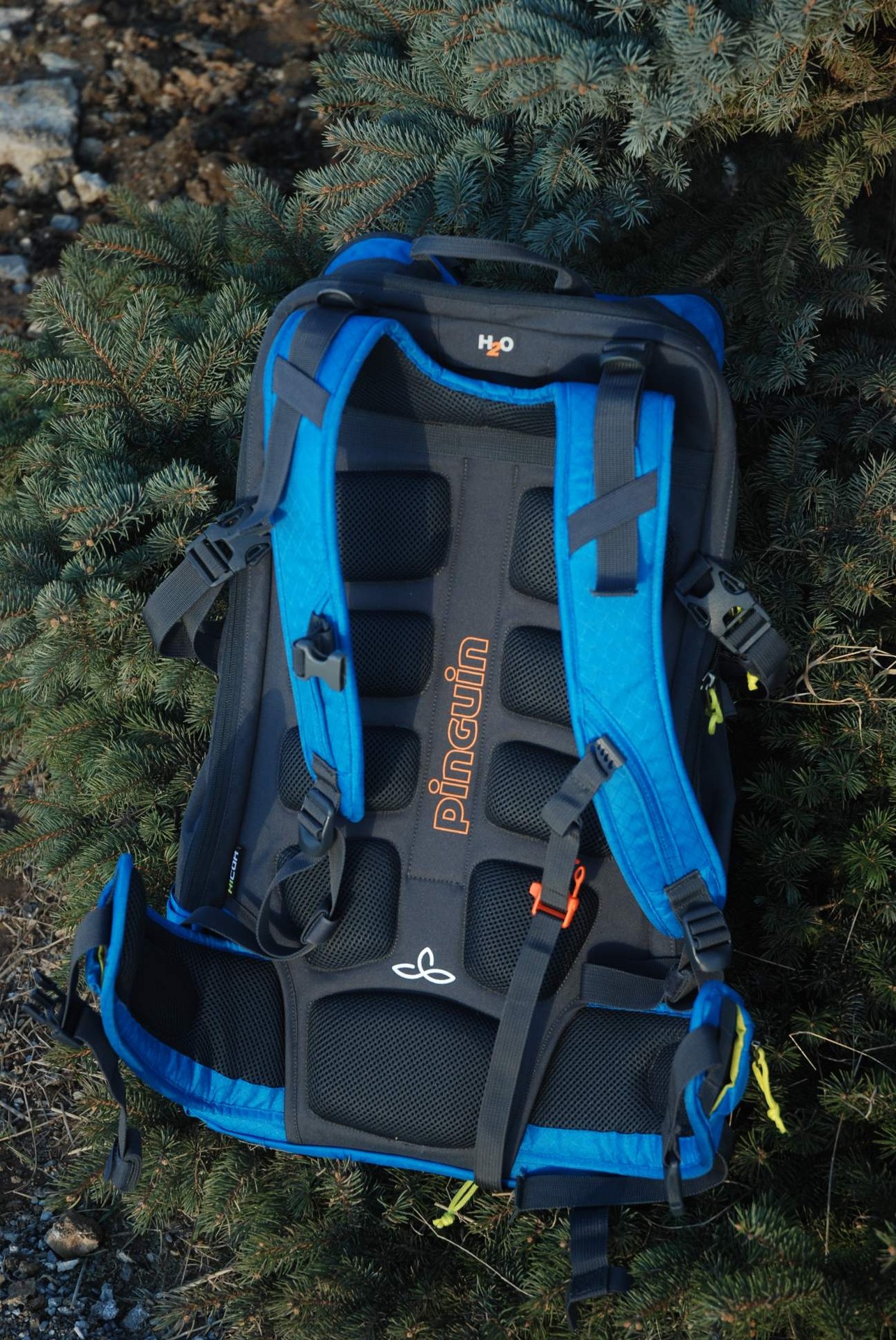 Tímto způsobem batoh položíte na zem, rozepnete obvodový zip hlavní komory a celý obsah batohu máte rázem snadno k dispozici