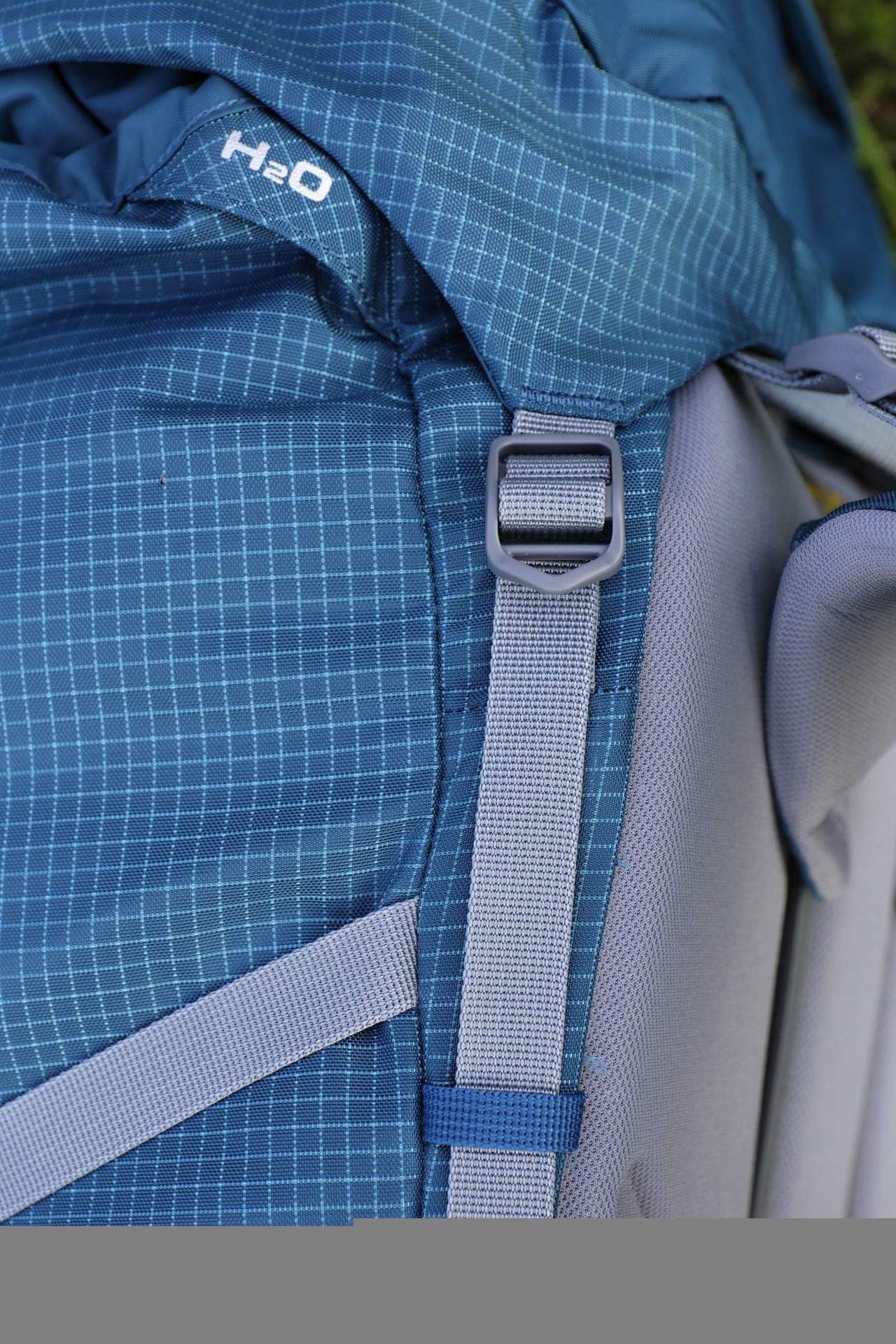 Drobný detail celkově promyšlené konstrukce - popruh víka batohu je v nižší poloze provlečen malým poutkem, aby konec popruhu ve větru nešlehal do obličeje