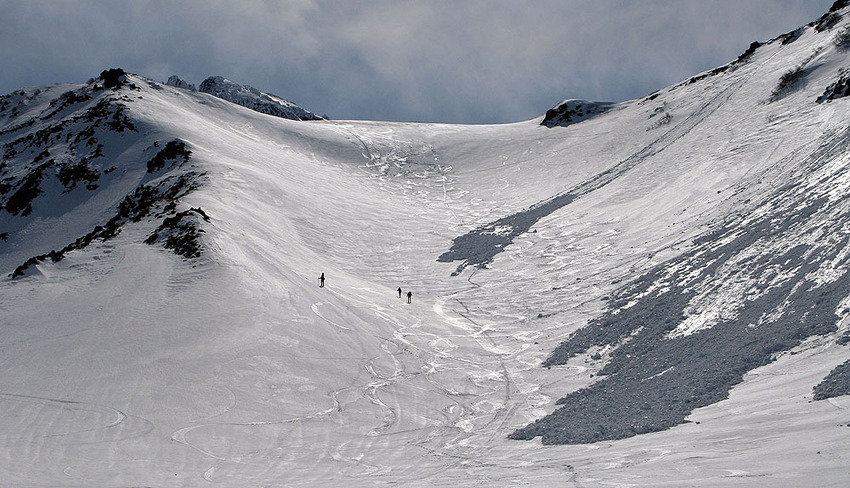 Samovolné lavinky nedaleko trasy skialpinistů