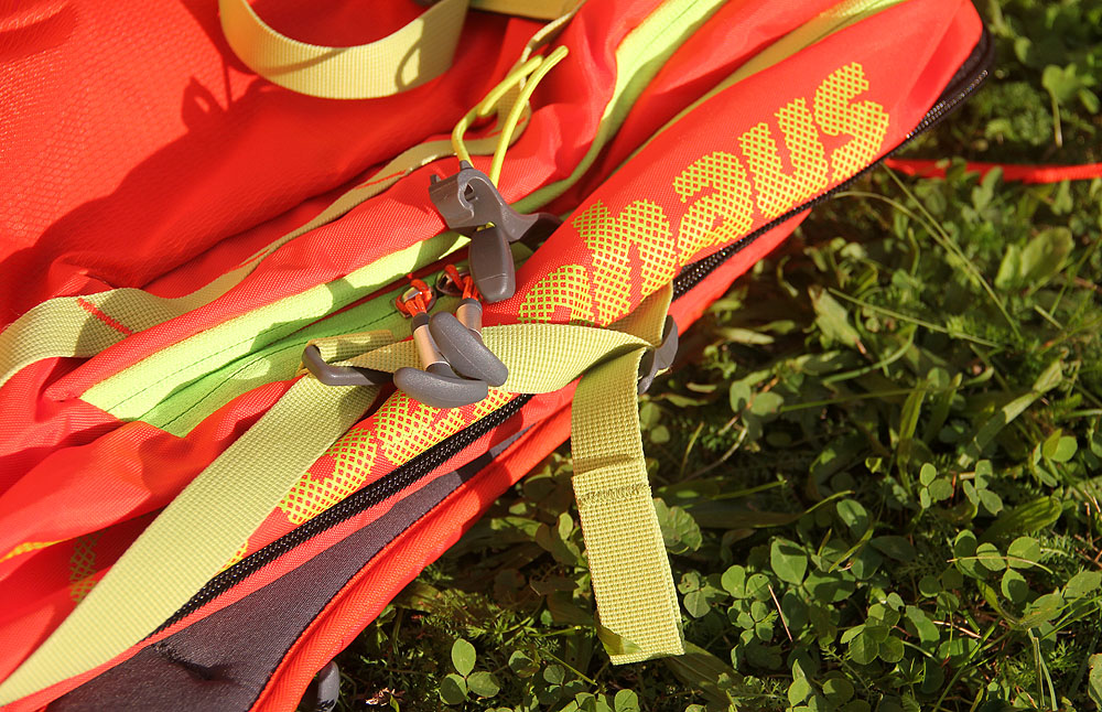 Plastové kotvičky na zipech pro snadnou manipulaci v rukavicích a vrchní uchycení cepínu.