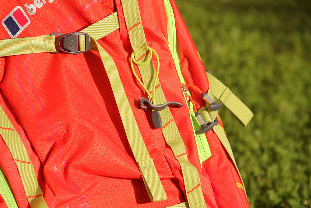 Fixované popruhy propřichycení nejrůznějšího materiálu.