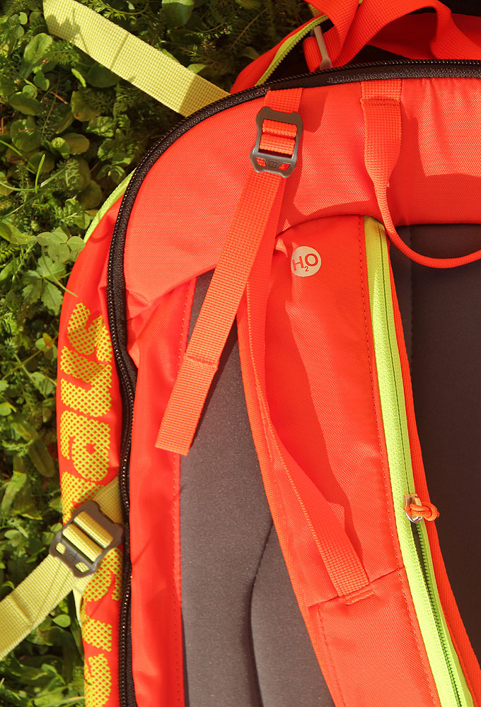 Hadička hydrovaku je vyvedena přímo do uzavíratelné kapsy ramenního popruhu.