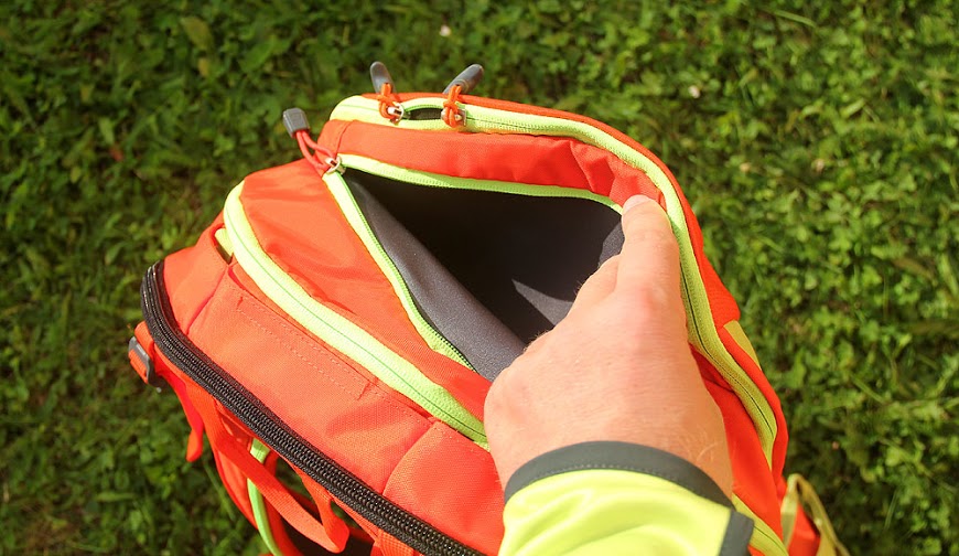 Menší komora v horní části batohu