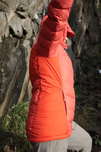 Panely ze strečového materiálu mezi lopatkami a na bocích se osvědčily