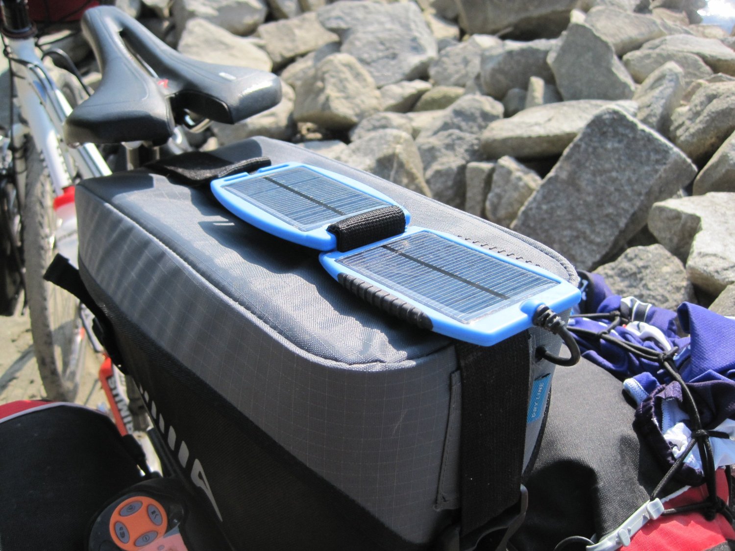 Získávat solární energii lze i při cyklocestování.