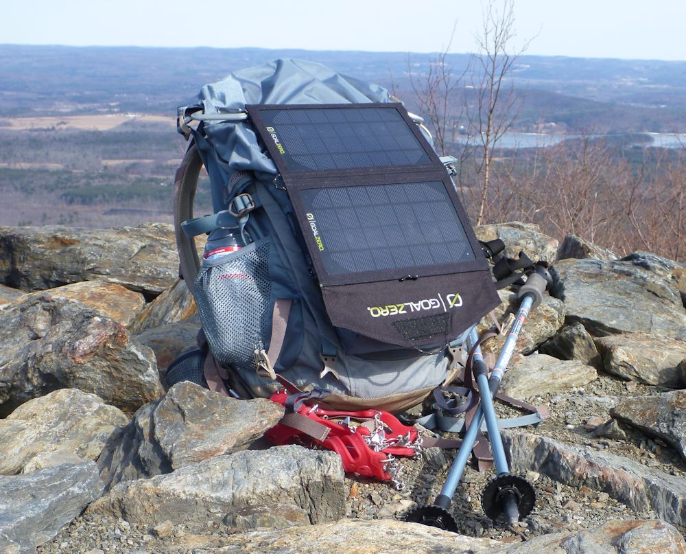 Připevnění solárních panelů na batohu je dnes již zcela běžné.