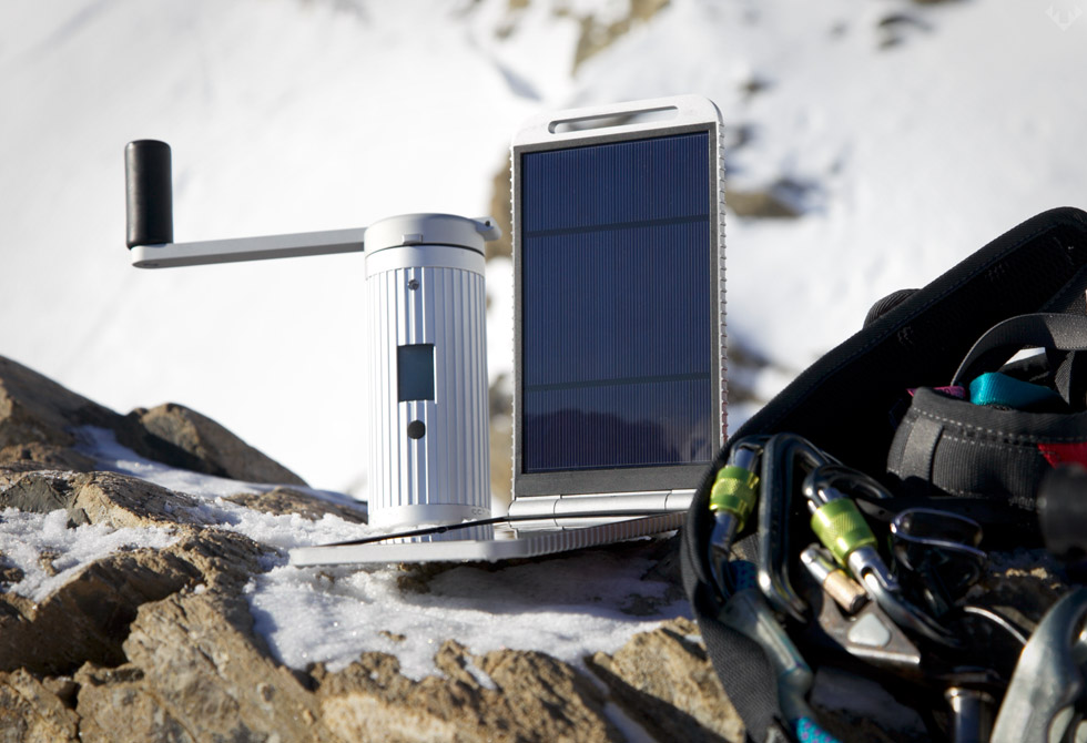 Dobíjecí systém na principu dynama. jednoduše se točí kličkou.