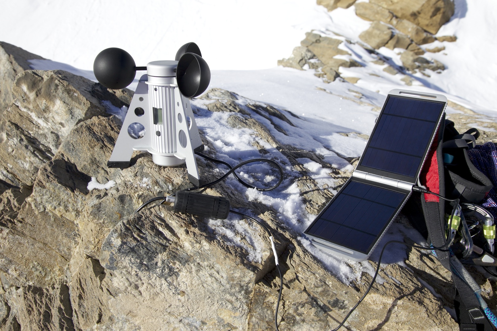 Model Powermonkey Expedition kombinuje solární, větrné a ruční dobíjení.