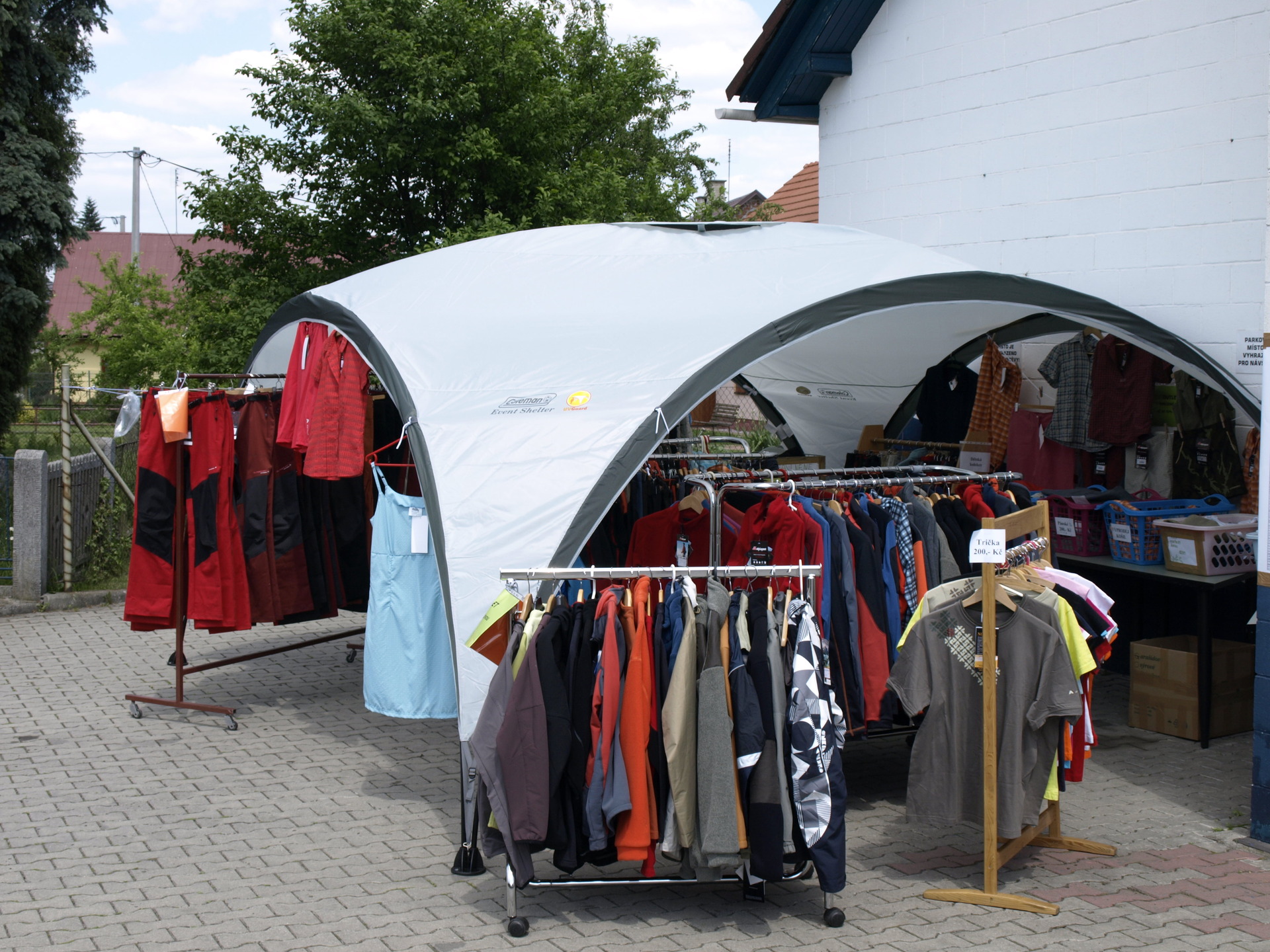 Na veletrhu bude možno zakoupit outdoorové oblečení.