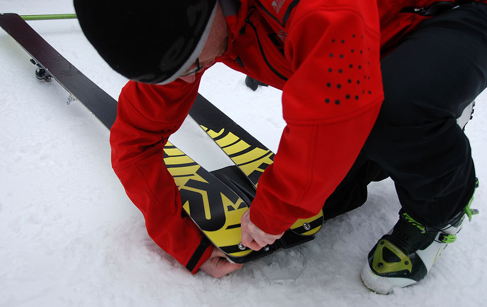 Přitahování listu lopaty ke špičkám lyží