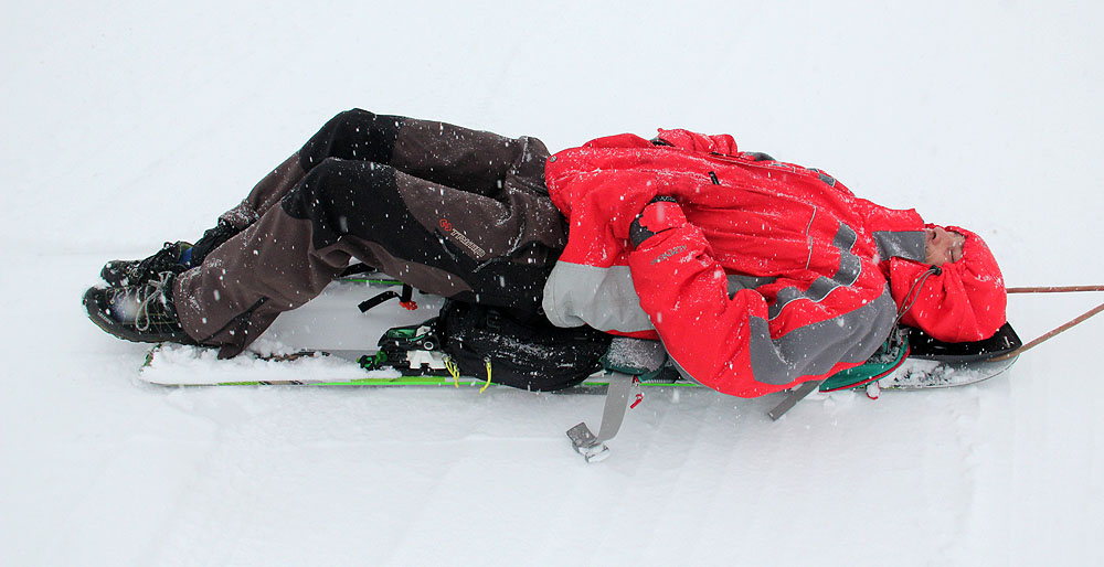 Příliš krátké lyže na výšku člověka, nohy je nutné pokrčit