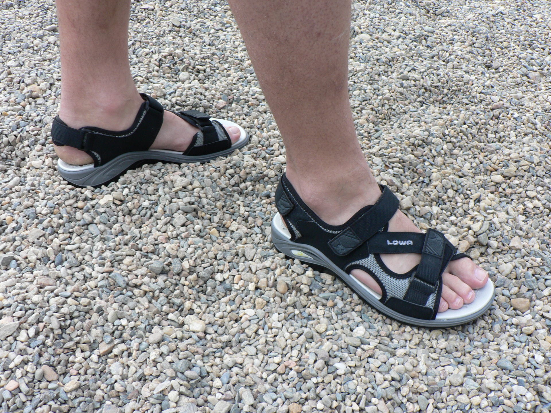 Model Bahia je ušit ze syntetické usně.