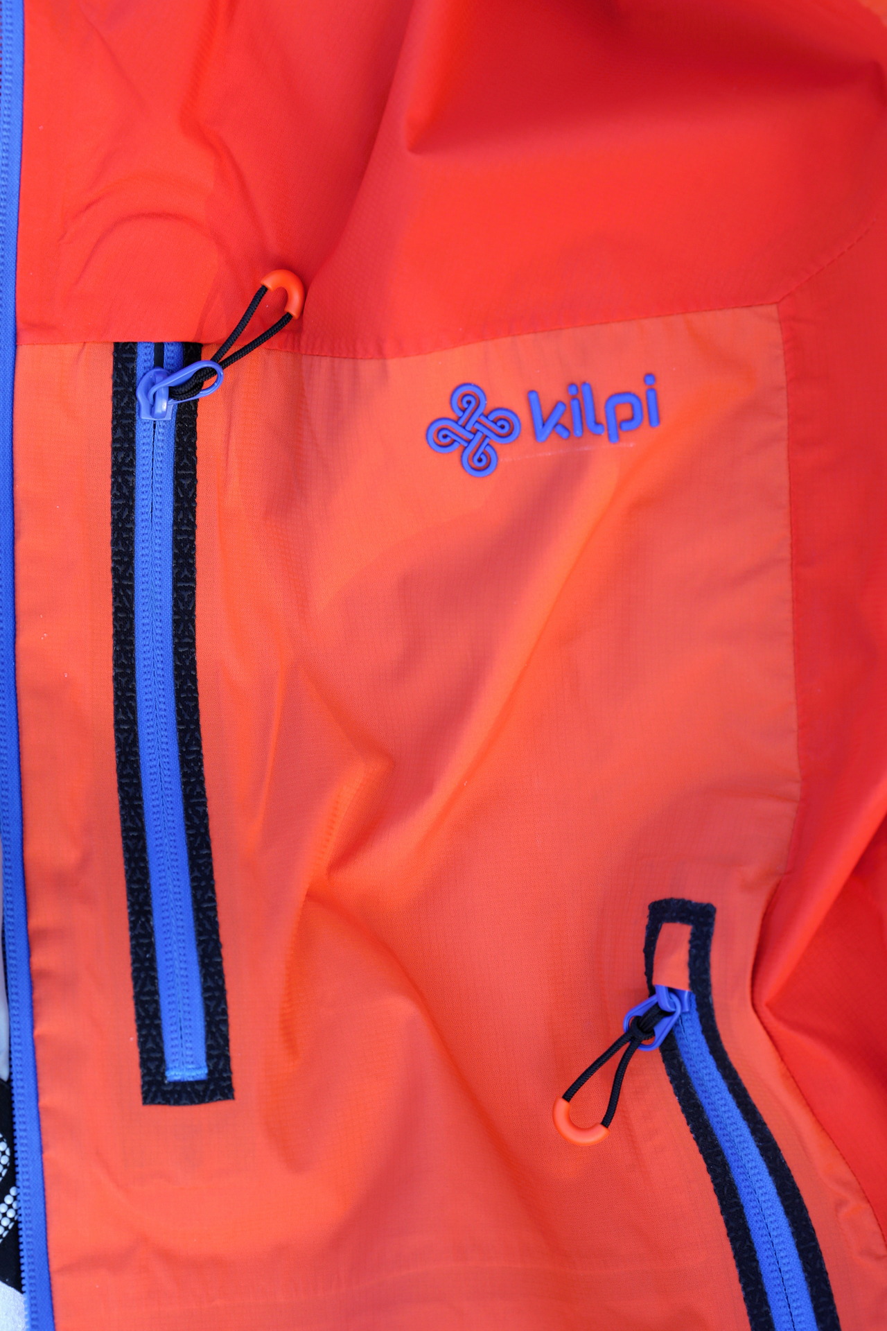 Detail zipů a loga čerstvě se etablující značky na trhu